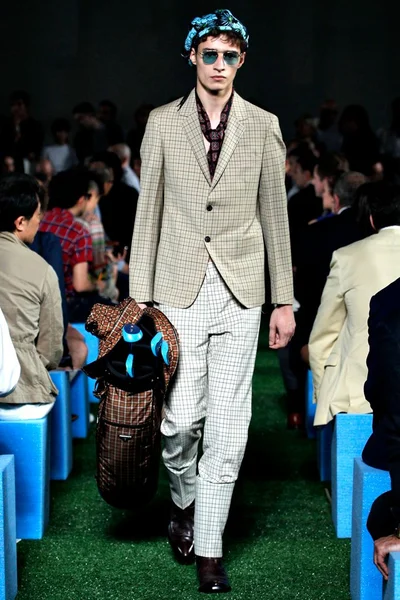 Look 18